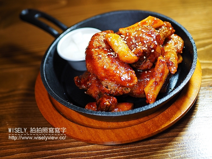 《台北大安區。捷運板南線。忠孝復興站美食》吐司工寓Tosicon(形象店)：特色重工業裝潢&限定韓風料理～全天候無休皆可用餐