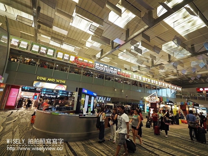 《新加坡樟宜機場第一航廈：轉機體驗與方便設施》搭乘廉航捷星航空JETSTAR輕鬆玩峇里島