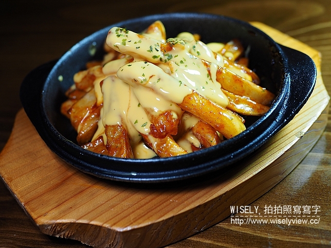 《台北大安區。捷運板南線。忠孝復興站美食》吐司工寓Tosicon(形象店)：特色重工業裝潢&限定韓風料理～全天候無休皆可用餐