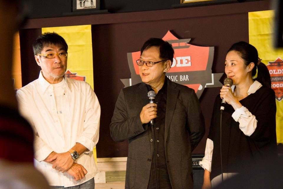 圖像裡可能有3 個人、大家站著