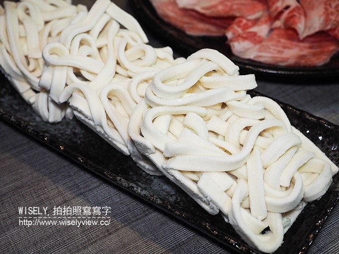 《台北市松山區。捷運松山新店線。台北小巨蛋站美食》古錐師-郭主義四川頂級麻辣火鍋＠紅鍋香麻白鍋溫潤、和牛黑豚好肉加持，還有美味好料與特製沾醬