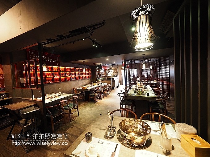 《台北市松山區。捷運松山新店線。台北小巨蛋站美食》古錐師-郭主義四川頂級麻辣火鍋＠紅鍋香麻白鍋溫潤、和牛黑豚好肉加持，還有美味好料與特製沾醬