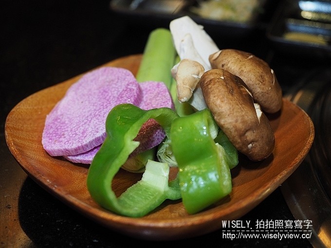 《台北市松山區。捷運板南線。忠孝敦化站美食》熊老大日式炭燒＠東區市民大道吃到飽，帝王蟹／黑毛牛／松阪豬／羊小排／壽司／刺身