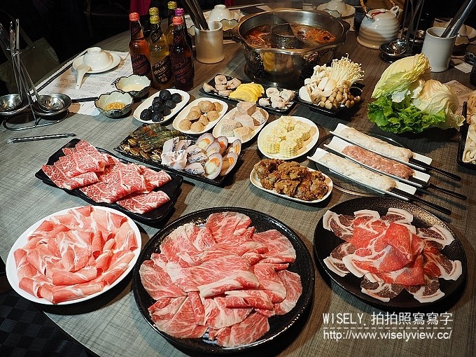 《台北市松山區。捷運松山新店線。台北小巨蛋站美食》古錐師-郭主義四川頂級麻辣火鍋＠紅鍋香麻白鍋溫潤、和牛黑豚好肉加持，還有美味好料與特製沾醬