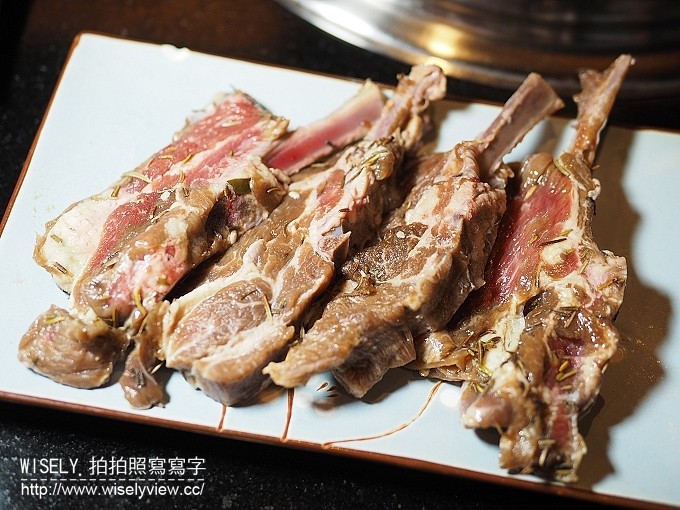 《台北市松山區。捷運板南線。忠孝敦化站美食》熊老大日式炭燒＠東區市民大道吃到飽，帝王蟹／黑毛牛／松阪豬／羊小排／壽司／刺身