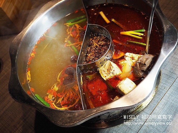 《台北市松山區。捷運松山新店線。台北小巨蛋站美食》古錐師-郭主義四川頂級麻辣火鍋＠紅鍋香麻白鍋溫潤、和牛黑豚好肉加持，還有美味好料與特製沾醬