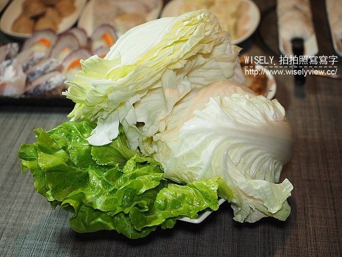 《台北市松山區。捷運松山新店線。台北小巨蛋站美食》古錐師-郭主義四川頂級麻辣火鍋＠紅鍋香麻白鍋溫潤、和牛黑豚好肉加持，還有美味好料與特製沾醬