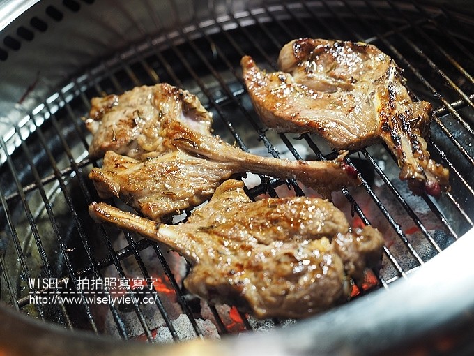 《台北市松山區。捷運板南線。忠孝敦化站美食》熊老大日式炭燒＠東區市民大道吃到飽，帝王蟹／黑毛牛／松阪豬／羊小排／壽司／刺身