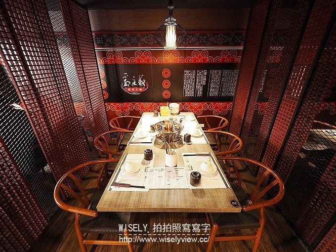 《台北市松山區。捷運松山新店線。台北小巨蛋站美食》古錐師-郭主義四川頂級麻辣火鍋＠紅鍋香麻白鍋溫潤、和牛黑豚好肉加持，還有美味好料與特製沾醬