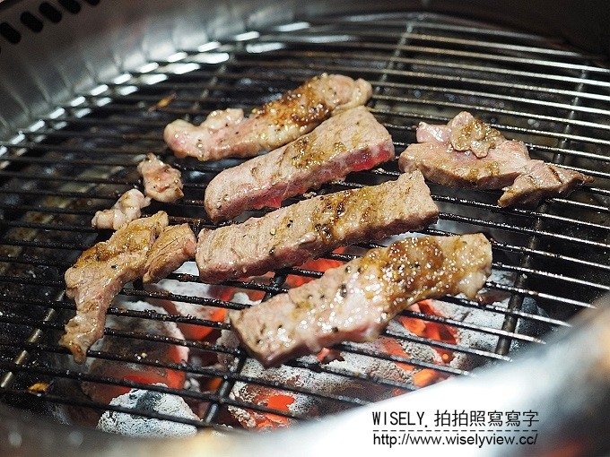 《台北市松山區。捷運板南線。忠孝敦化站美食》熊老大日式炭燒＠東區市民大道吃到飽，帝王蟹／黑毛牛／松阪豬／羊小排／壽司／刺身