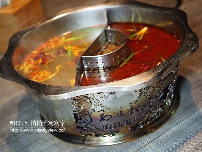 《台北市松山區。捷運松山新店線。台北小巨蛋站美食》古錐師-郭主義四川頂級麻辣火鍋＠紅鍋香麻白鍋溫潤、和牛黑豚好肉加持，還有美味好料與特製沾醬