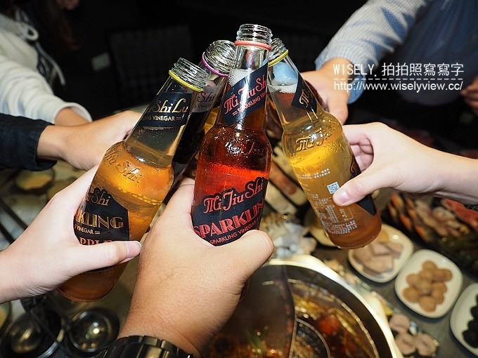 《台北市松山區。捷運松山新店線。台北小巨蛋站美食》古錐師-郭主義四川頂級麻辣火鍋＠紅鍋香麻白鍋溫潤、和牛黑豚好肉加持，還有美味好料與特製沾醬