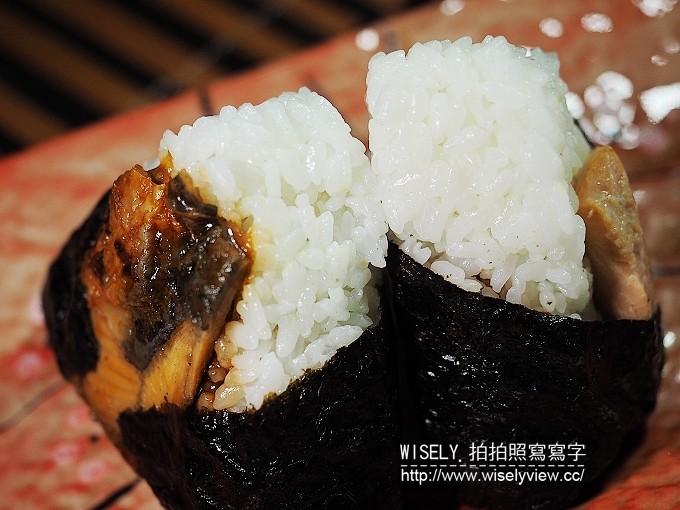 《便利商店美食。全家懷石飯糰》採用日本越光米種，蒲燒鰻魚vs.北海道秋鮭的小奢華美味，加熱吃才美味