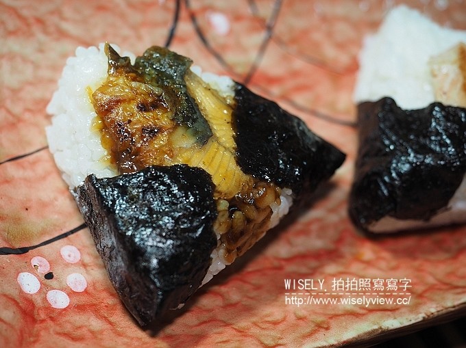 《便利商店美食。全家懷石飯糰》採用日本越光米種，蒲燒鰻魚vs.北海道秋鮭的小奢華美味，加熱吃才美味