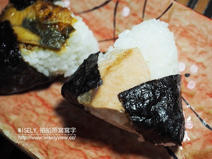 《便利商店美食。全家懷石飯糰》採用日本越光米種，蒲燒鰻魚vs.北海道秋鮭的小奢華美味，加熱吃才美味