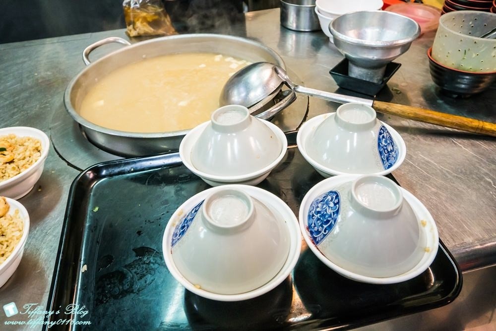 [台南‧美食]集品蝦仁飯/海安路必吃老味道/跟矮仔成蝦仁飯各有擁戴者