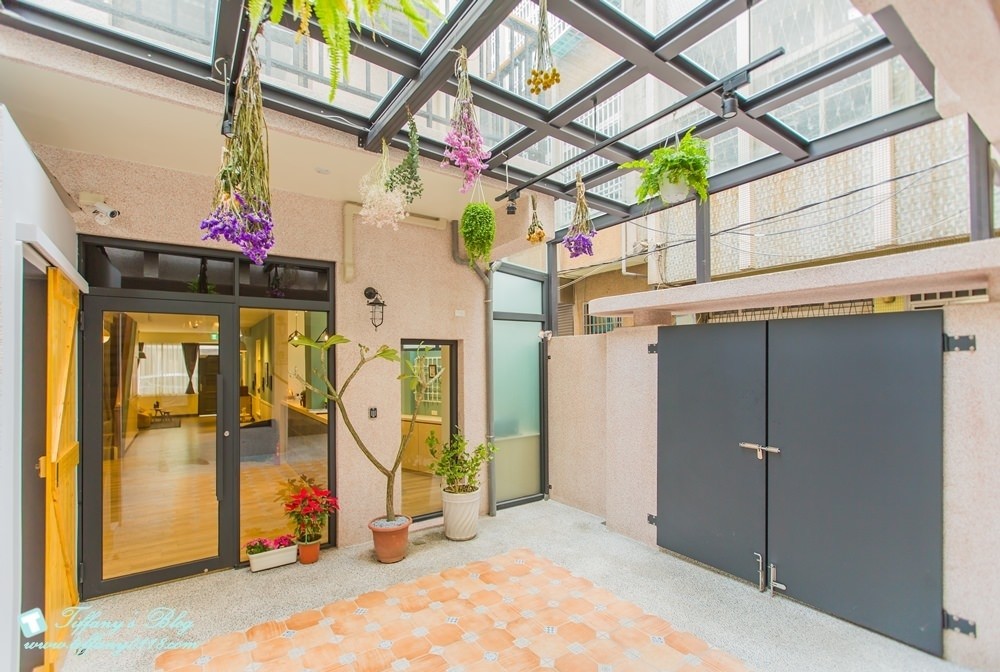 [台南‧住宿]北歐小幸福民宿/有背包客房型~近台南火車站~房間舒適有設計感超推薦