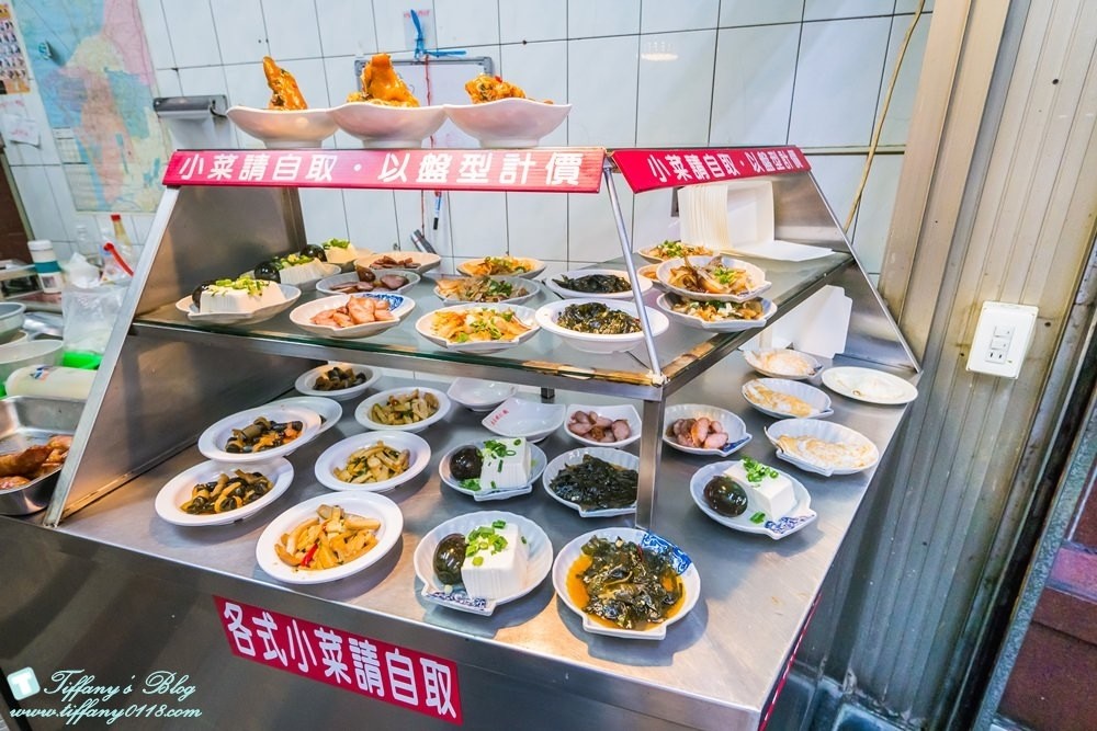 [台南‧美食]集品蝦仁飯/海安路必吃老味道/跟矮仔成蝦仁飯各有擁戴者