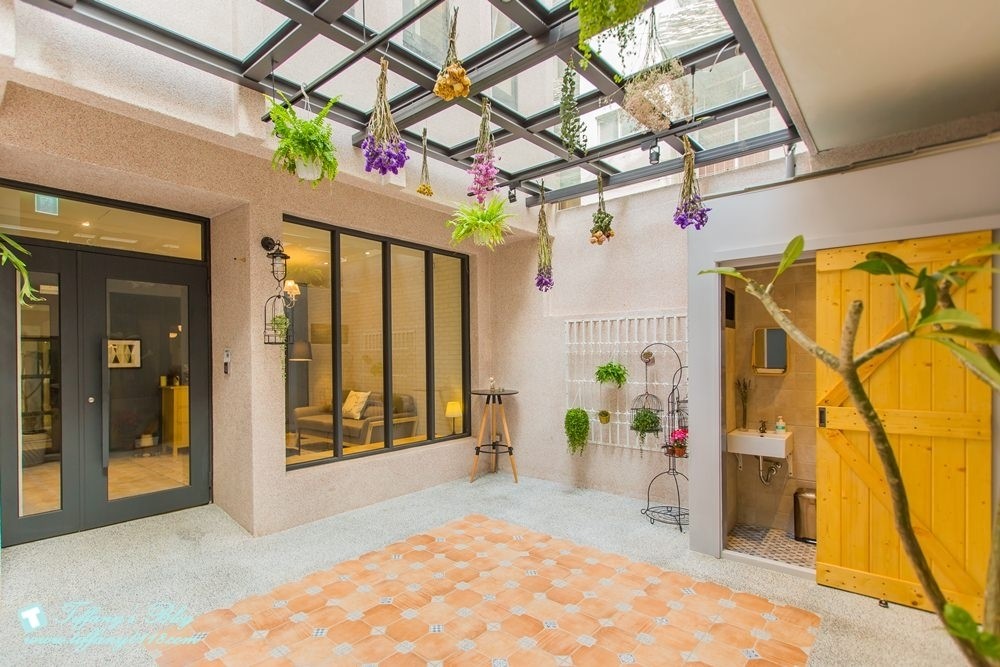 [台南‧住宿]北歐小幸福民宿/有背包客房型~近台南火車站~房間舒適有設計感超推薦