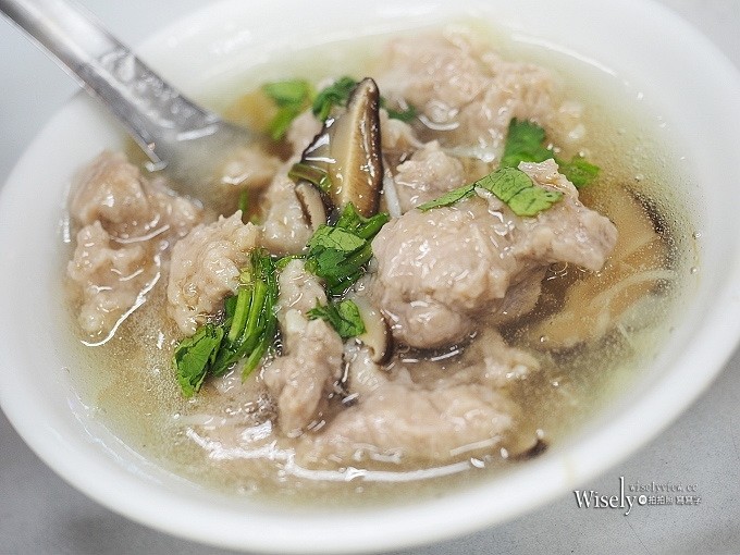 《台北萬華。捷運龍山寺站美食》梧州街夜市美食＠古早味香菇肉羹、排骨酥、魯肉飯&雞肉飯