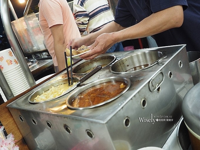 《台北萬華。捷運龍山寺站美食》梧州街夜市美食＠古早味香菇肉羹、排骨酥、魯肉飯&雞肉飯