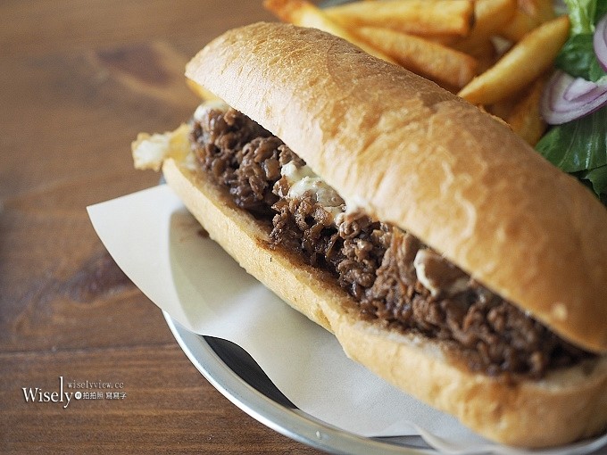 《台北大安。捷運科技大樓站美食》漫高三明治＠美式啤酒屋風格，價略高味道佳得趁熱吃