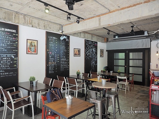 《台北大安。捷運科技大樓站美食》漫高三明治＠美式啤酒屋風格，價略高味道佳得趁熱吃