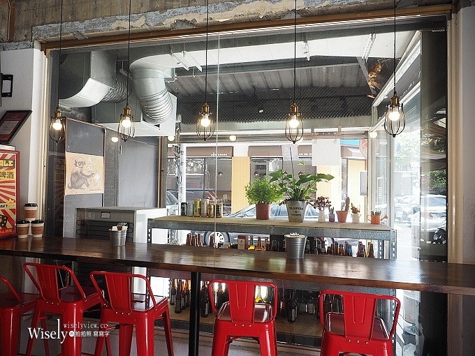 《台北大安。捷運科技大樓站美食》漫高三明治＠美式啤酒屋風格，價略高味道佳得趁熱吃