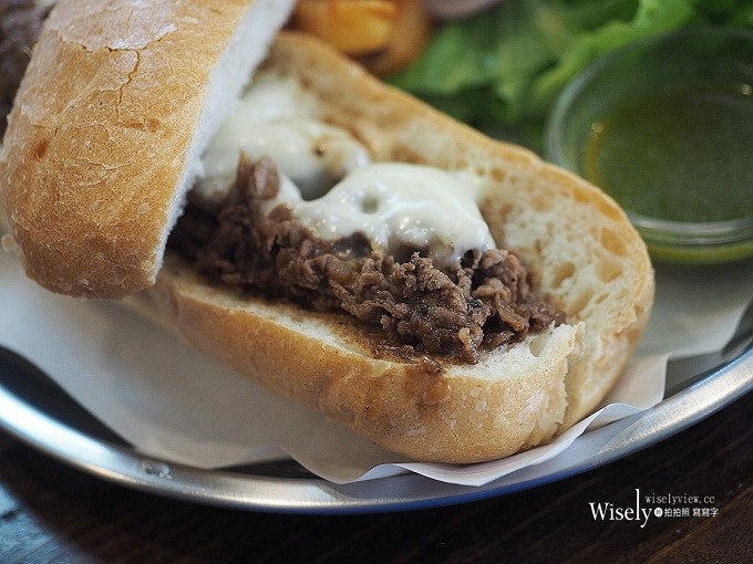 《台北大安。捷運科技大樓站美食》漫高三明治＠美式啤酒屋風格，價略高味道佳得趁熱吃