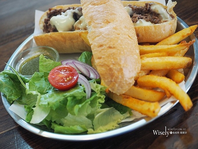 《台北大安。捷運科技大樓站美食》漫高三明治＠美式啤酒屋風格，價略高味道佳得趁熱吃