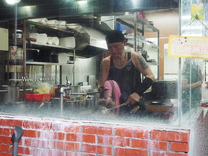 《台北文山。捷運動物園站美食》(木柵政大)永康街左撇子＠豬肉炒飯、黑胡椒牛肉燴飯