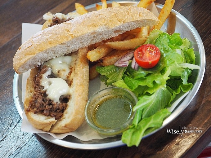 《台北大安。捷運科技大樓站美食》漫高三明治＠美式啤酒屋風格，價略高味道佳得趁熱吃