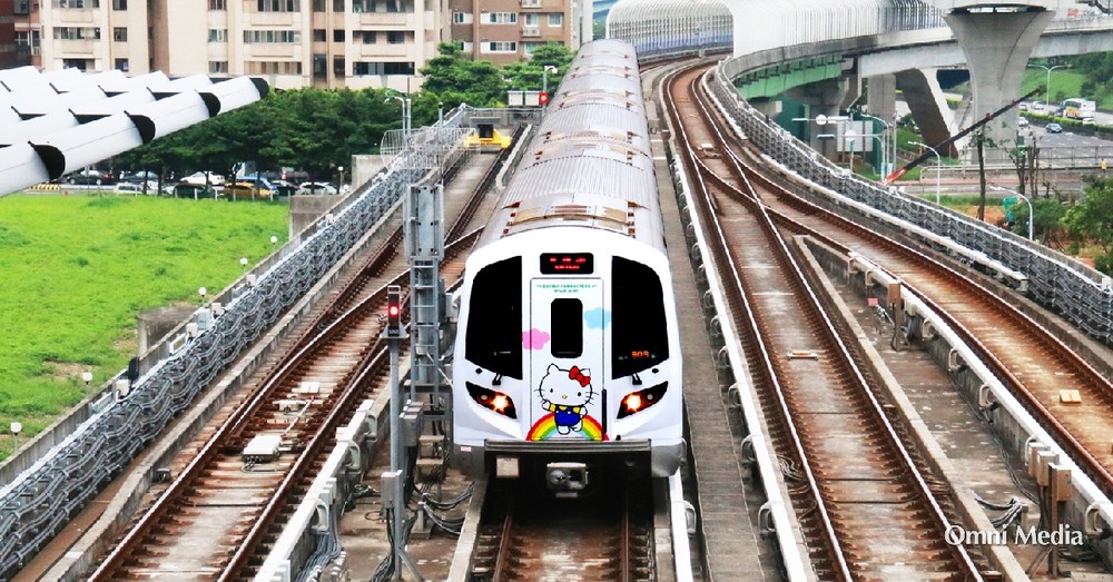 Hello Kitty、蛋黃哥躍上機捷！沒出國也能體驗長榮「彩繪機」！｜廣豐國際 Omni Media