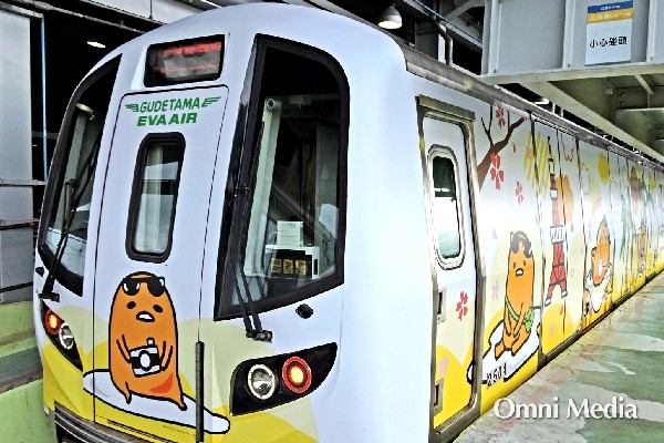 Hello Kitty、蛋黃哥躍上機捷！沒出國也能體驗長榮「彩繪機」！｜廣豐國際 Omni Media