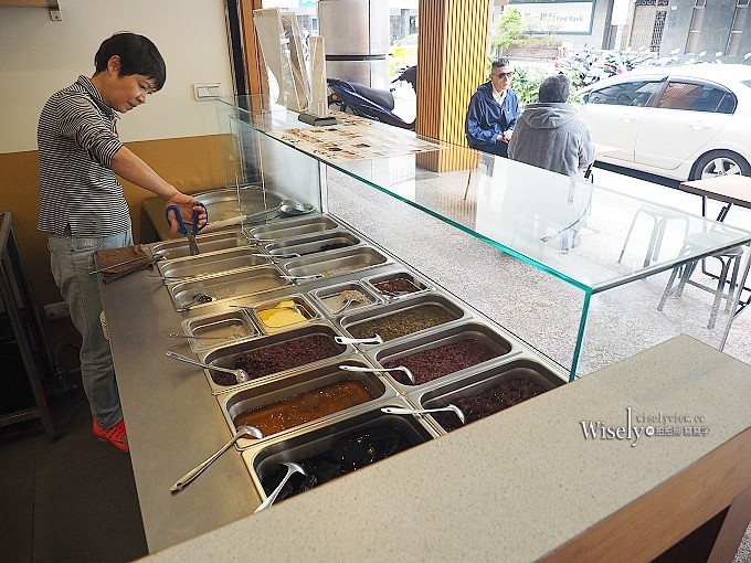 《台北中正。捷運台北車站美食》來呷甜甜品＠蜜芋冰Q麻糬燒，台北郵政總局旁近西門町
