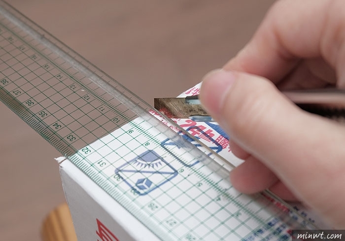 梅問題－《PChome紙箱別丟!!》自製會自動分辨1元、 5元、10元、50元的零錢收納盒