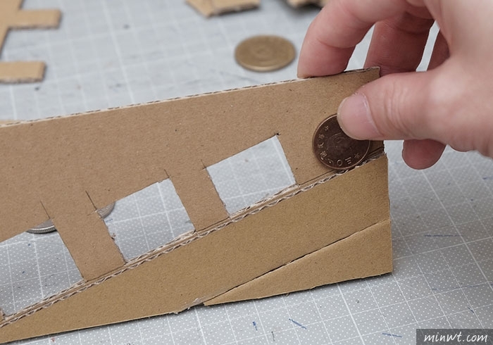 梅問題－《MOMO紙箱別丟!!》自製台幣專用的銅板動分類收納盒，支援多銅板，命中率百分百