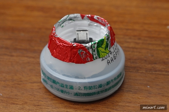 梅問題－《喝完的養樂多別丟!!》自製HTC RE迷你攝錄影機充電腳架二用座