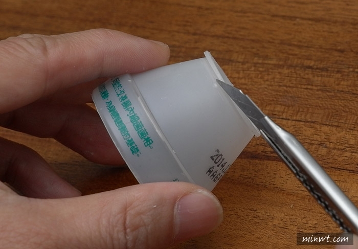 梅問題－《喝完的養樂多別丟!!》自製HTC RE迷你攝錄影機充電腳架二用座