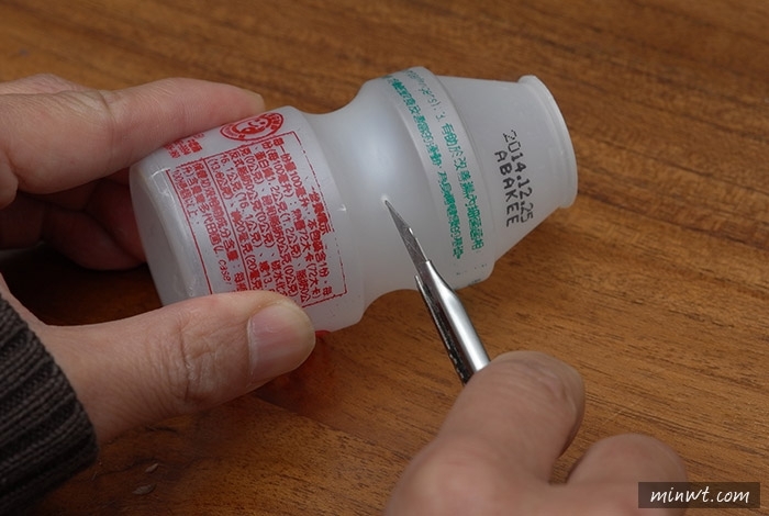 梅問題－《喝完的養樂多別丟!!》自製HTC RE迷你攝錄影機充電腳架二用座