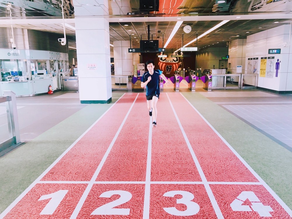 超夯打卡點誕生!桃捷A9站化身運動場,起跑、射門、比基尼,網友拍照創意爆棚!|廣豐國際 OmniMedia