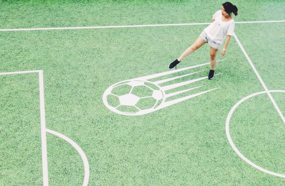 超夯打卡點誕生！桃捷A9站化身運動場，起跑、射門、比基尼，網友拍照創意爆棚！｜廣豐國際 OmniMedia