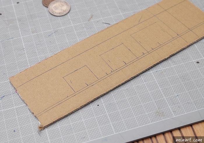 梅問題－《PChome紙箱別丟!!》自製會自動分辨1元、 5元、10元、50元的零錢收納盒