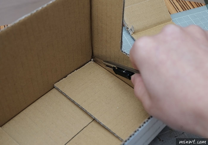 梅問題－《PChome紙箱別丟!!》自製會自動分辨1元、 5元、10元、50元的零錢收納盒