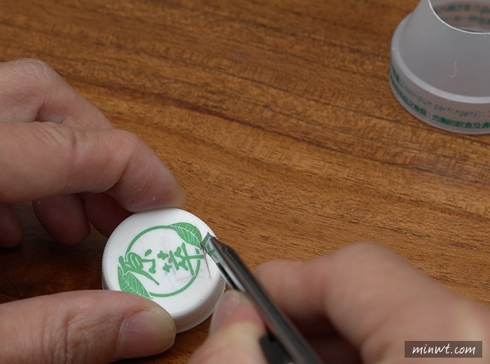 梅問題－《喝完的養樂多別丟!!》自製HTC RE迷你攝錄影機充電腳架二用座