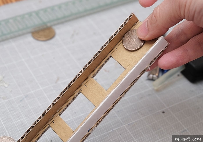 梅問題－《PChome紙箱別丟!!》自製會自動分辨1元、 5元、10元、50元的零錢收納盒