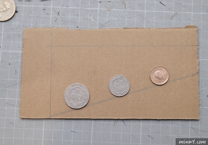 梅問題－《MOMO紙箱別丟!!》自製台幣專用的銅板動分類收納盒，支援多銅板，命中率百分百