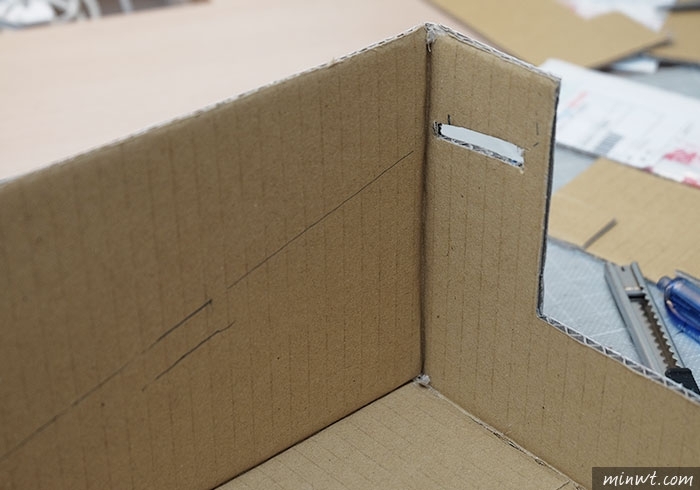 梅問題－《PChome紙箱別丟!!》自製會自動分辨1元、 5元、10元、50元的零錢收納盒