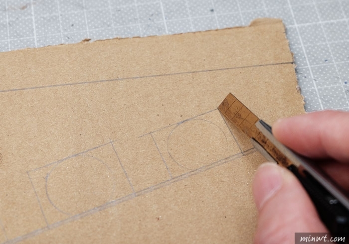 梅問題－《MOMO紙箱別丟!!》自製台幣專用的銅板動分類收納盒，支援多銅板，命中率百分百