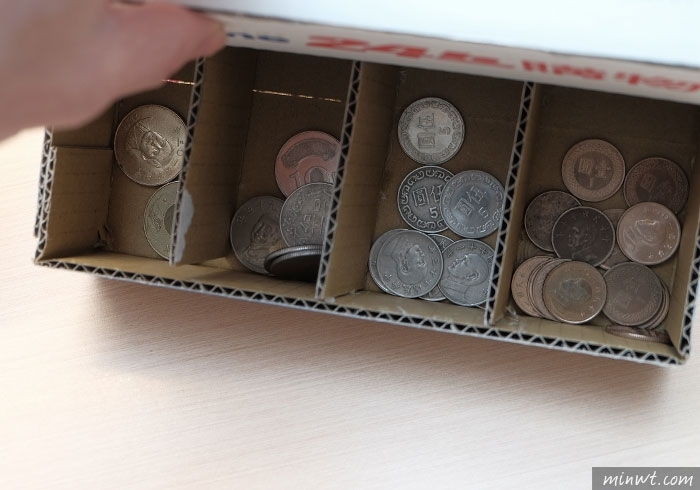 梅問題－《PChome紙箱別丟!!》自製會自動分辨1元、 5元、10元、50元的零錢收納盒